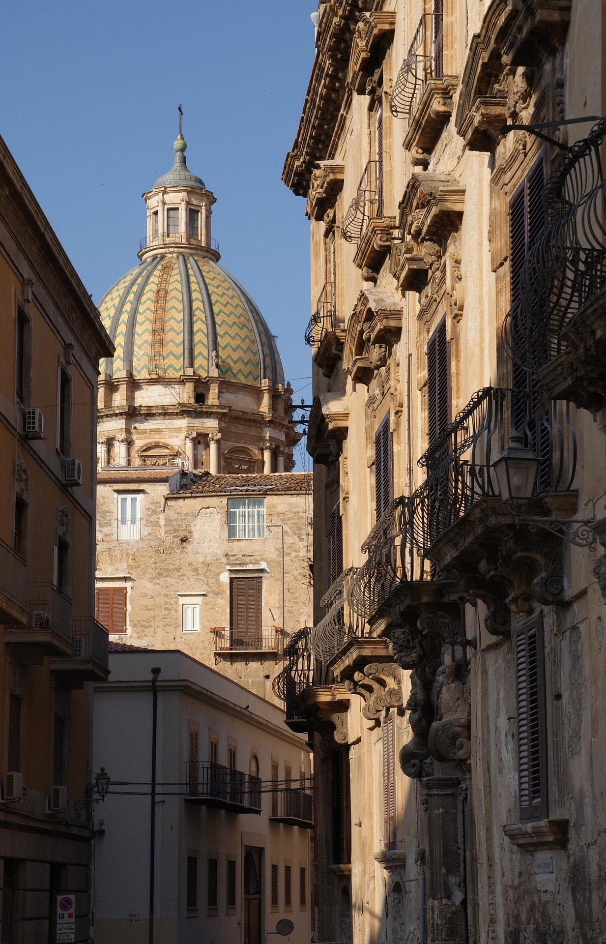 Vicoli di Palermo con cupola
